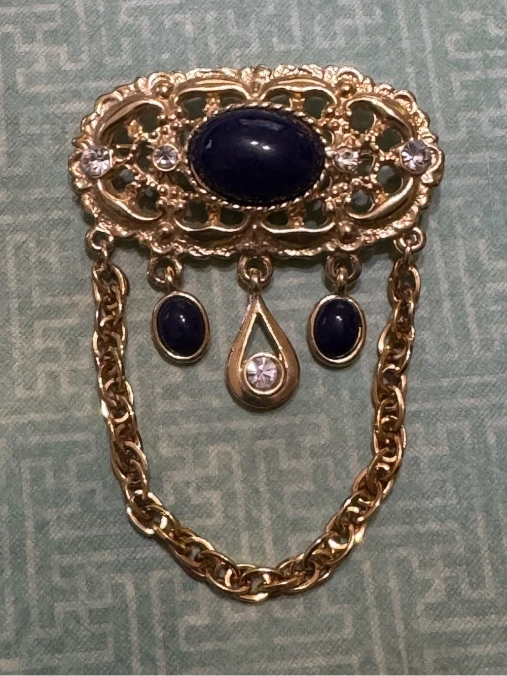 RETRO GOLD TONE BROOCH WITH CABOCHONS AND CHAIN
